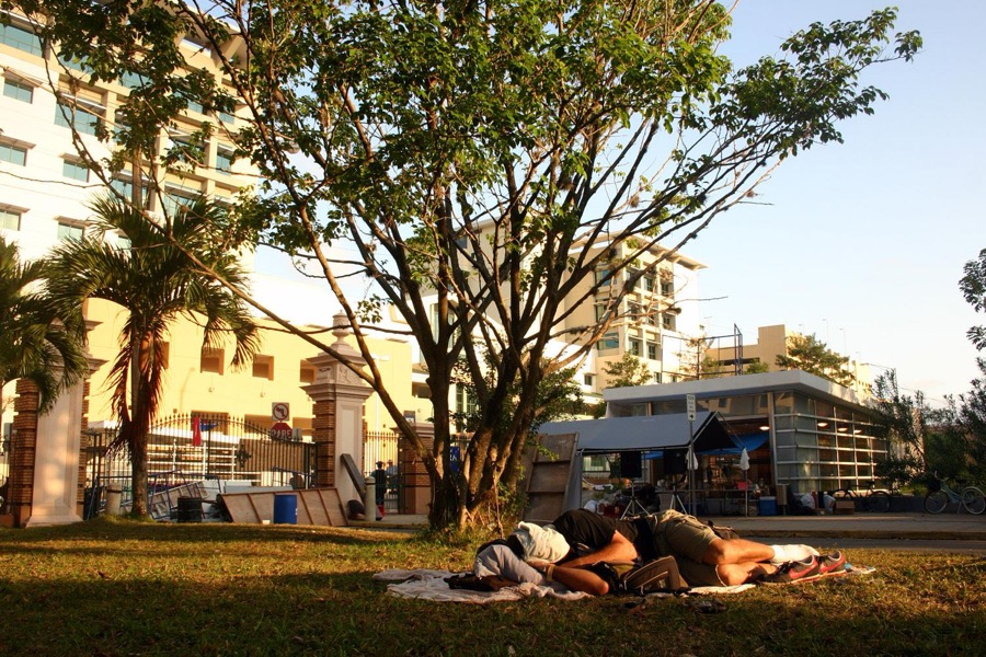 Estudiante duerme al aire libre