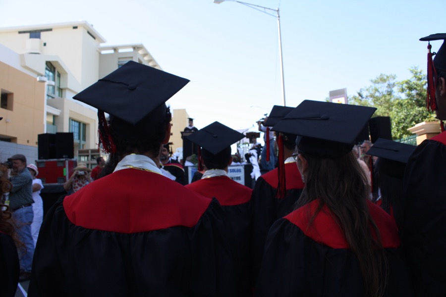 Graduación frente a portones
