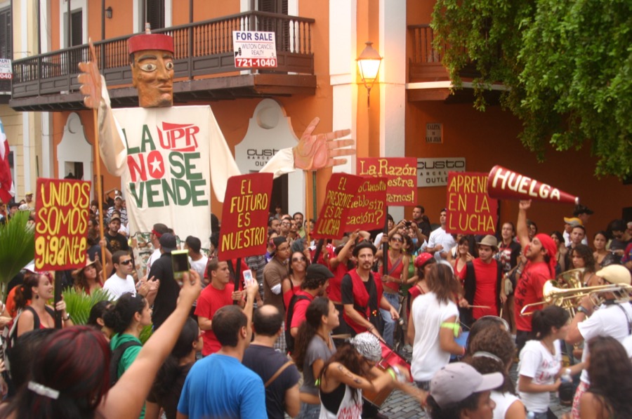 Estudiante militante de Papel Machete
