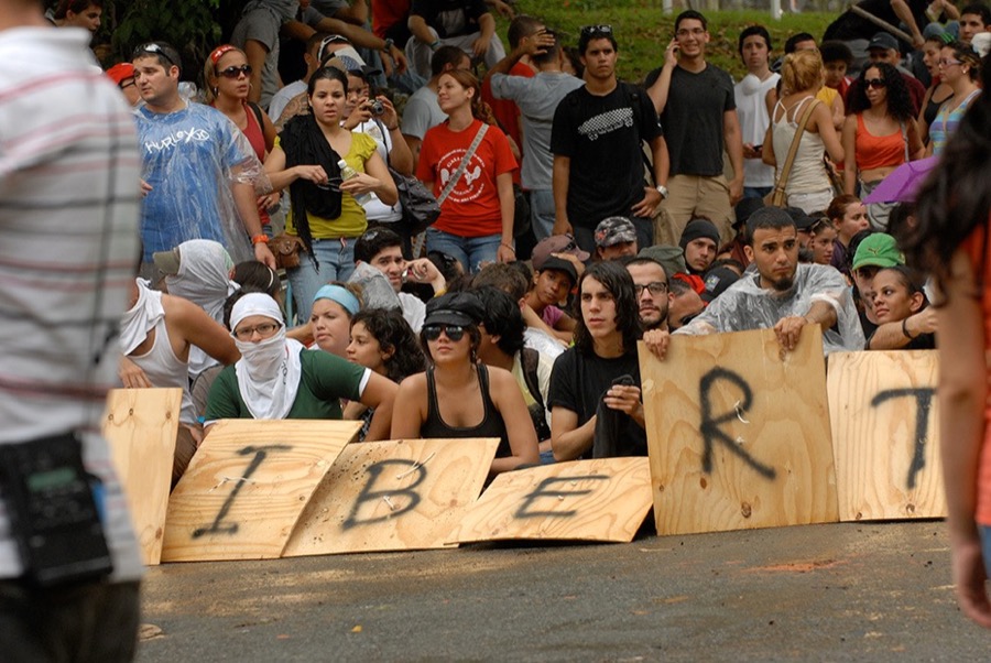 Barricada humana durante la huelga 2010