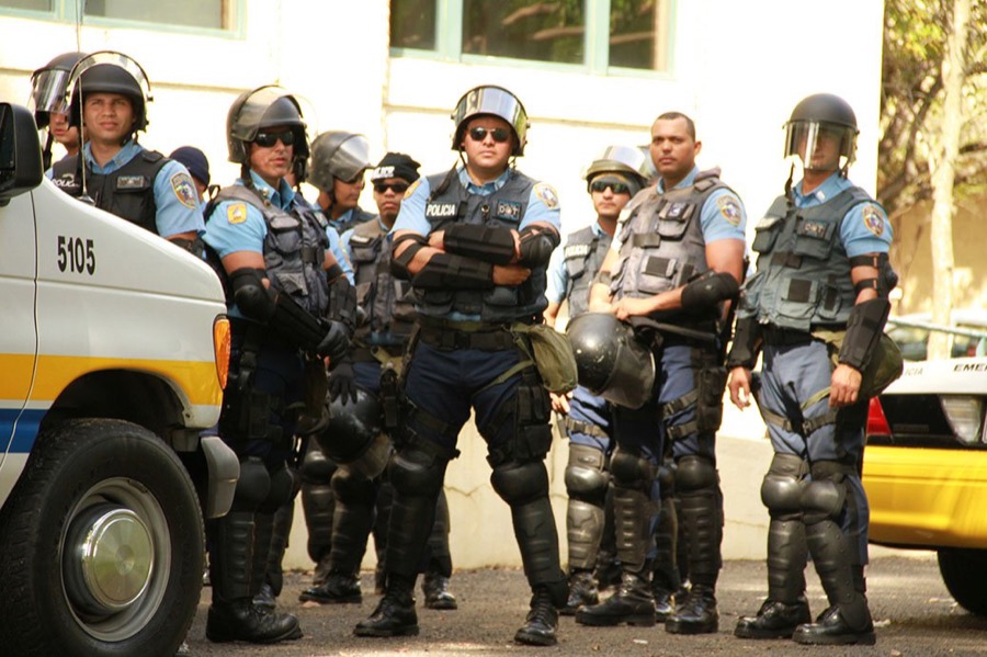 Policías observan protestas