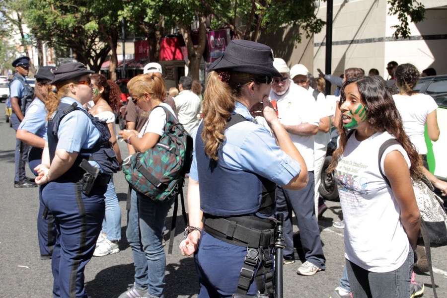 Camila Rodríguez Estrada en protesta