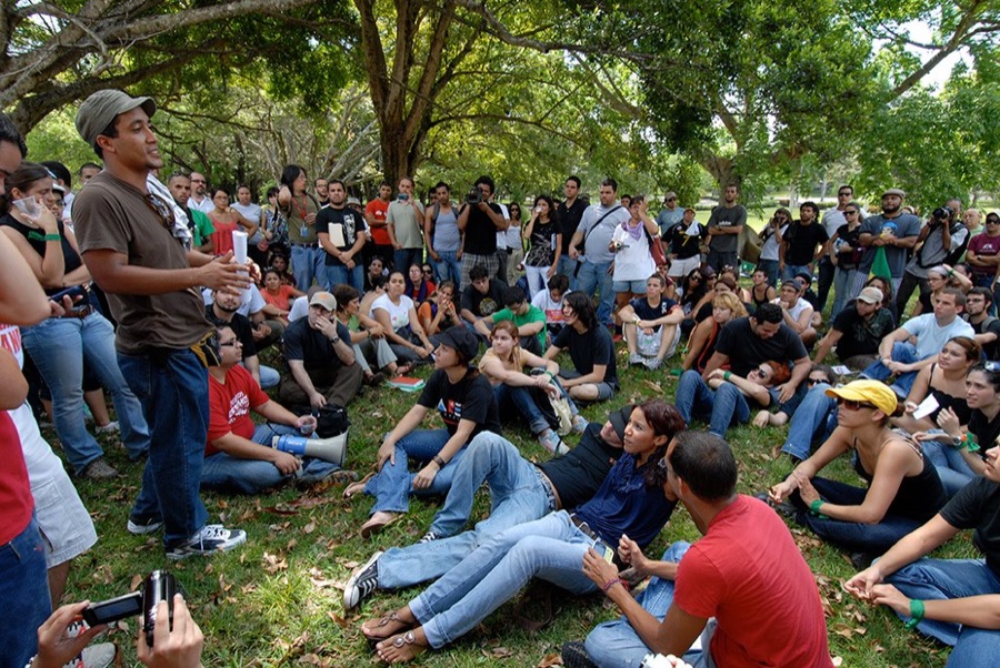 Giovanni Roberto en portón de Ave. Ponce de León
